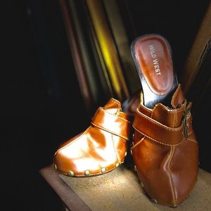 LEATHER CLOGS WITH NAIL TRIM DETAILING